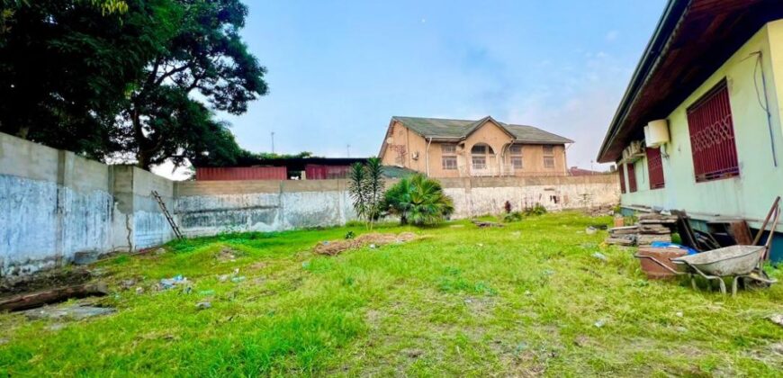 PROPERTY OF 1400m² WITH A LARGE 10 BEDROOM VILLA ON KINSHASA-LIMETE