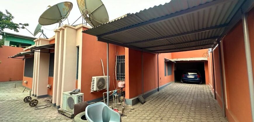 SALE: 435m² PLOT WITH 2 BEDROOM BUILDING ON KINSHASA-GOMBE