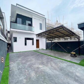 5 BEDROOM FULLY DETACHED DUPLEX