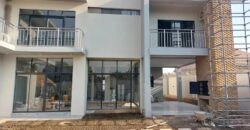 Nouvelle villa à vendre au golf battant avec piscine – Lubumbashi