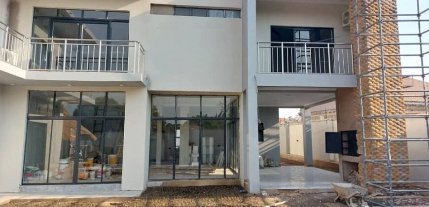 Nouvelle villa à vendre au golf battant avec piscine – Lubumbashi