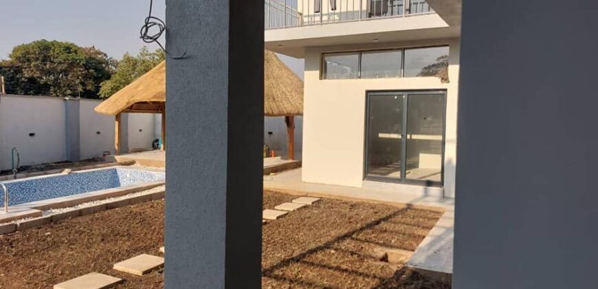 Nouvelle villa à vendre au golf battant avec piscine – Lubumbashi