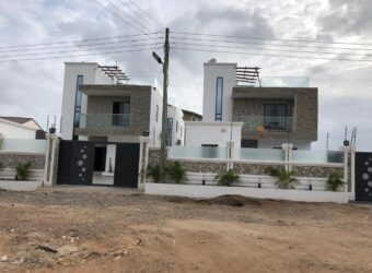 Executive 4bedroom house with swimming pool 4 sale on 3 plots of land 4 sale at Aburi