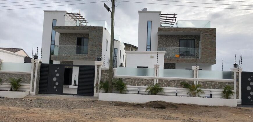 Executive 4bedroom house with swimming pool 4 sale on 3 plots of land 4 sale at Aburi