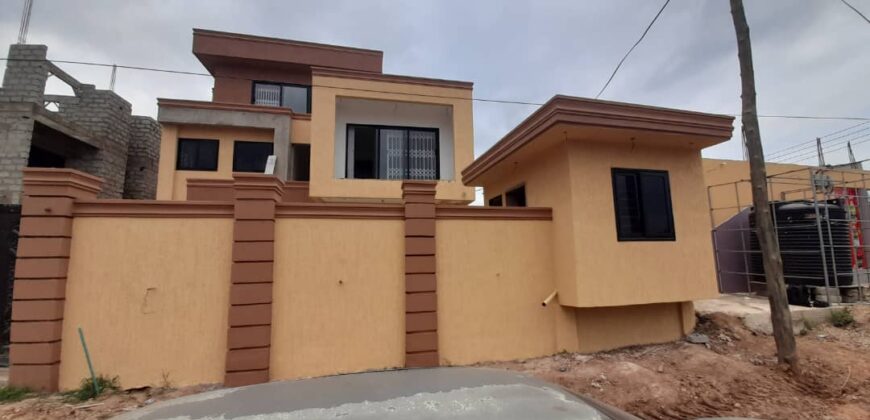 NEWLY 5BEDROOM WITH SECURITY POST HOUSE FOR SALE TSE At ADDO