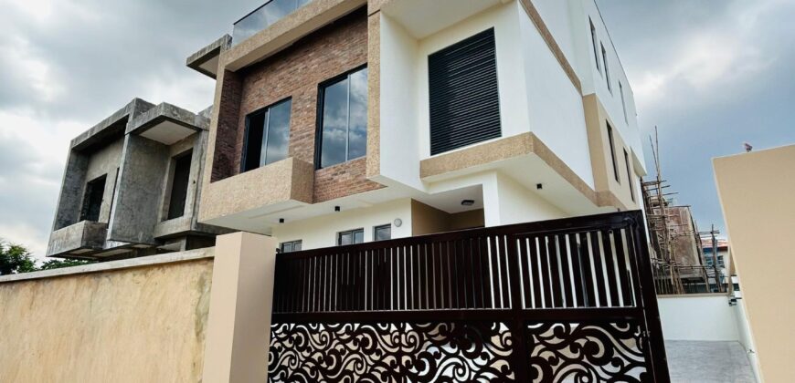 Contemporary 5 Bedroom Detached Duplex With BQ 280000000 Naira