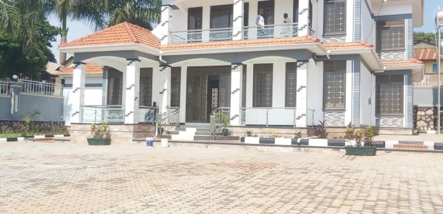 A LUXURIOUS 5BEDROOM HOUSE FOR SALE AT UGANDA KITENDE ENTEBBE