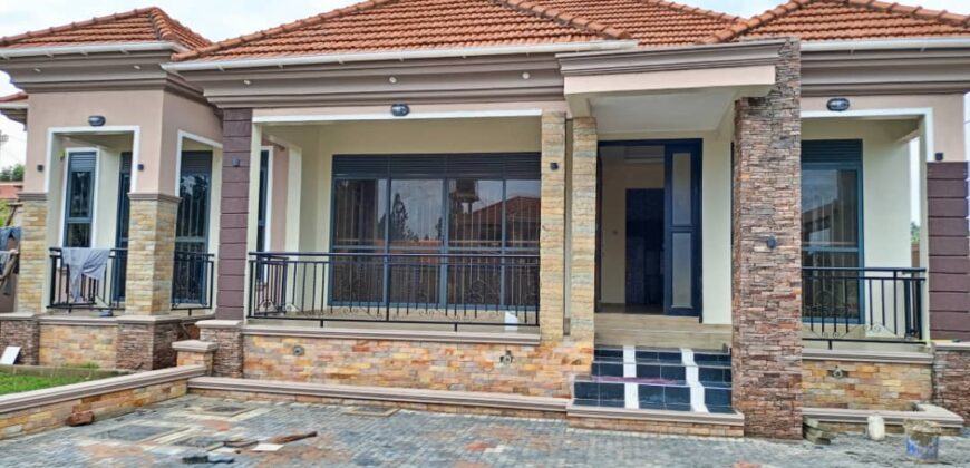 A CRAFTSMANSHIP 4 BEDROOM HOUSE FOR SALE AT UGANDA -KIIRA