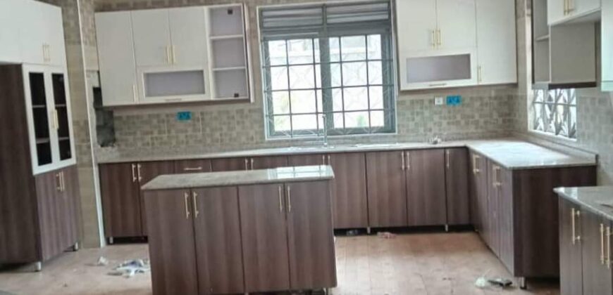 DESIRABLE 5BEDROOM HOUSE FOR SALE AT UGANDA-BWEBAJJA