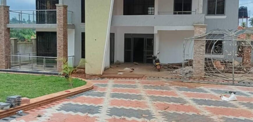 DESIRABLE 5BEDROOM HOUSE FOR SALE AT UGANDA-BWEBAJJA