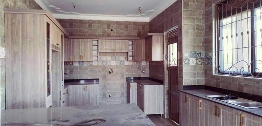 A BEAUTIFUL 5 BEDROOM HOUSE FOR SALE AT UGANDA -KYANJA