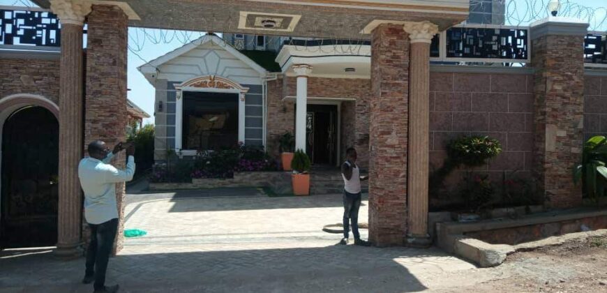 HOT CAKE OFFER OF A 5 BEDROOM HOUSE FOR SALE AT KYEBANDO-KABULENGWA