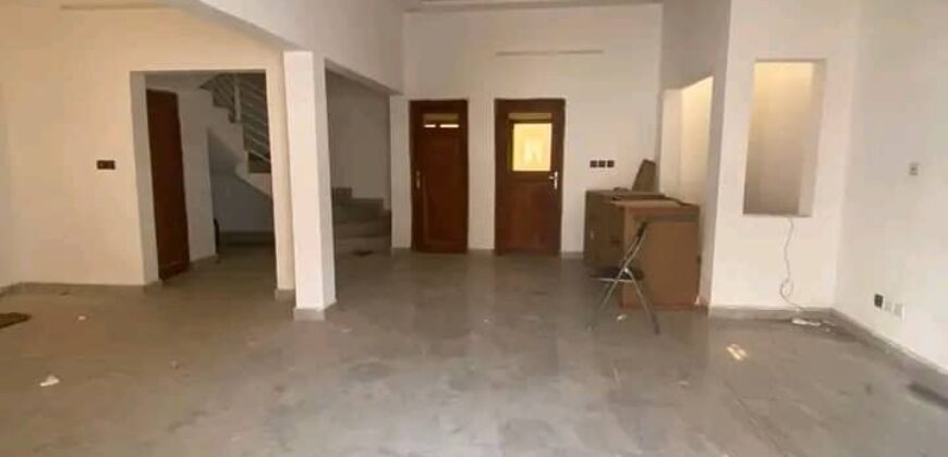 VILLA DUPLEX NOUVELLEMENT CONSTRUIT À LOUER AU BENIN 1 MILLIONS/MOIS