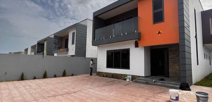 *4BEDROOM LUXURY HOUSE FOR SALE LAKESIDE COMMUNITY 6, Accra-Ghana*