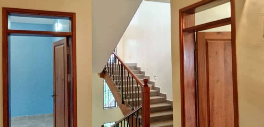 A BEAUTIFUL 5BEDROOM HOUSE FOR SALE AT UGANDA- ENTEBBE