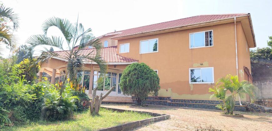 8BEDROOM HOUSE FOR SALE AT UGANDA-KULAMBIRO