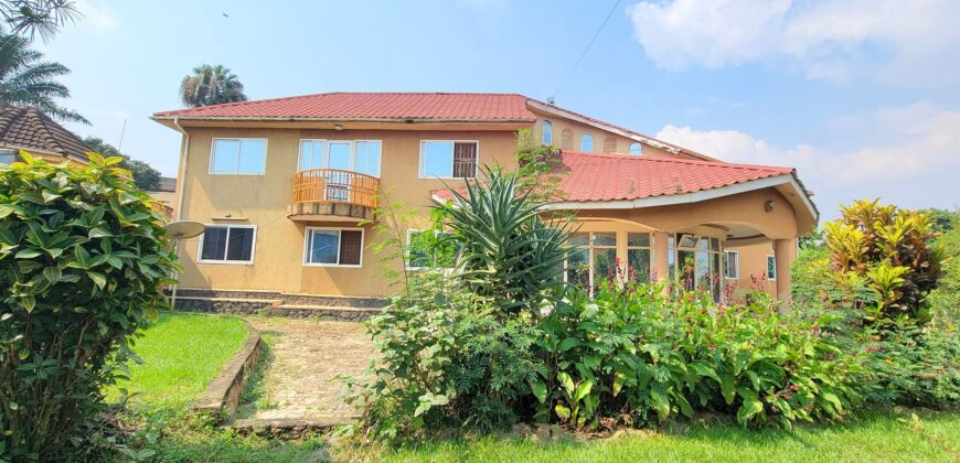 8BEDROOM HOUSE FOR SALE AT UGANDA-KULAMBIRO