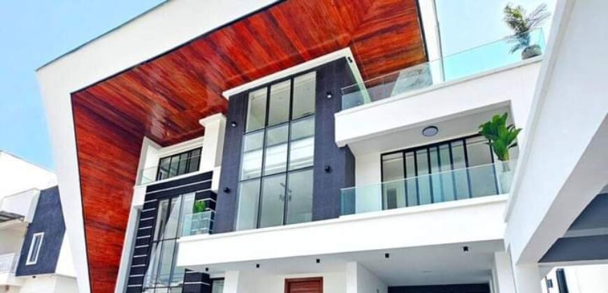 Contemporary 5 bedroom duplex with 2 Living rooms , A family lounge and a standard Staff Room for sale