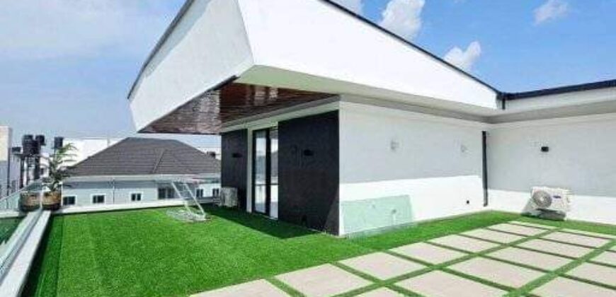 Contemporary 5 bedroom duplex with 2 Living rooms , A family lounge and a standard Staff Room for sale