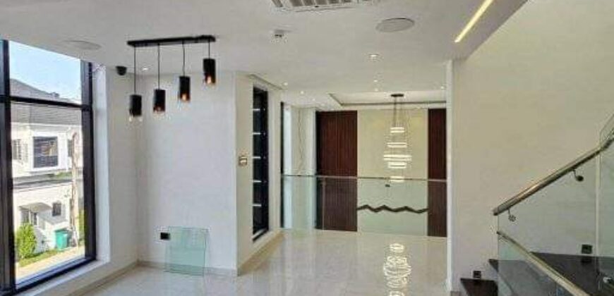 Contemporary 5 bedroom duplex with 2 Living rooms , A family lounge and a standard Staff Room for sale