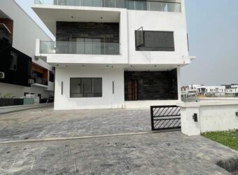 5 BEDROOM FULLY DETACHED DUPLEX