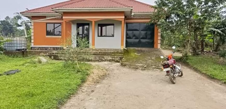 House on quick sale has 3bedroom house at UGanda -Buloba-Buyala(mityana road) 