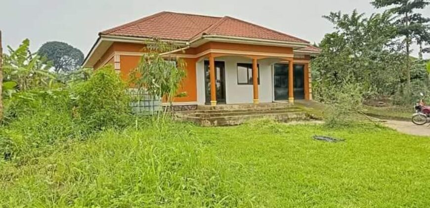 House on quick sale has 3bedroom house at UGanda -Buloba-Buyala(mityana road) 