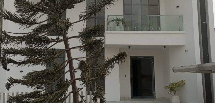 5 bedrooms fully detached duplex with a bq in a 2 floors building by PINNOCK ESTATE.