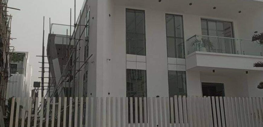 5 bedrooms fully detached duplex with a bq in a 2 floors building by PINNOCK ESTATE.