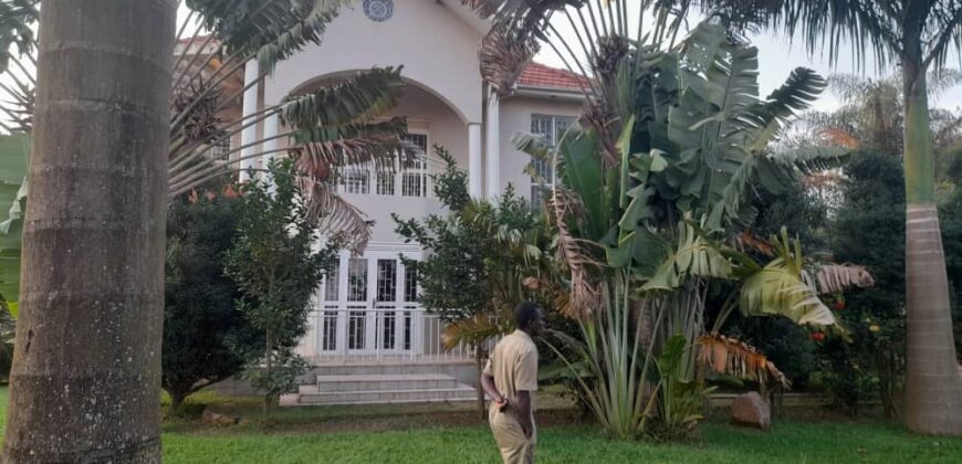 AN EXECUTIVE 5 BEDROOM HOUSE FOR SALE AT UGANDA -GAYAZA