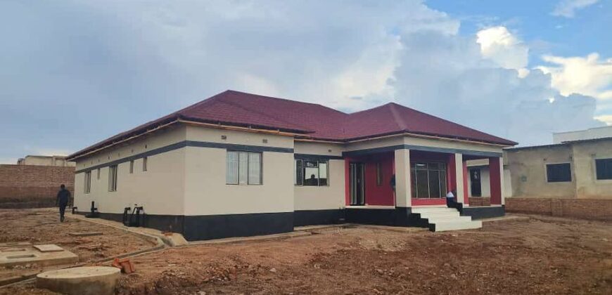 4bedroom House for sale in lilongwe area new 43 WITH TITLE DEED