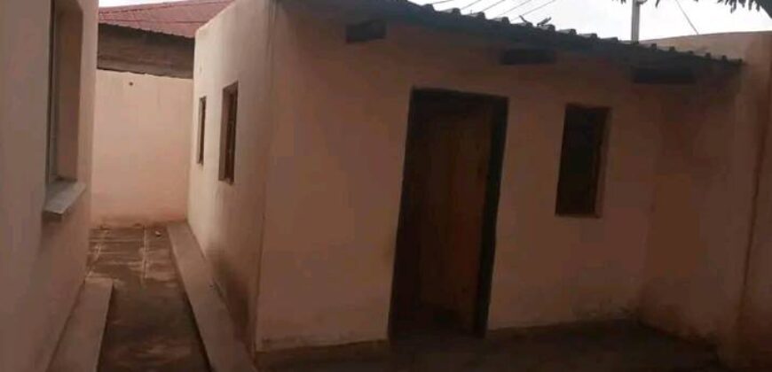 House for sale in lilongwe area 25 sector 5 zenza secondary school along the tarmac road with title deed