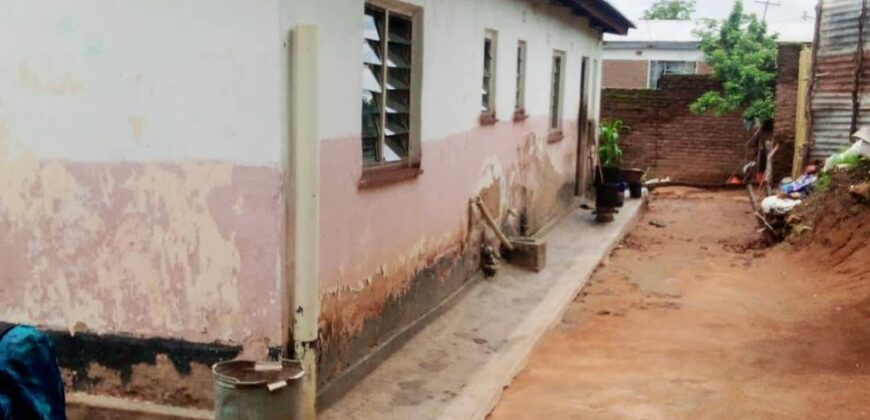 *HOUSE FOR SALE ALONG TARMAC ROAD, CHIROMONI MTHUKWA, BLANTYRE*