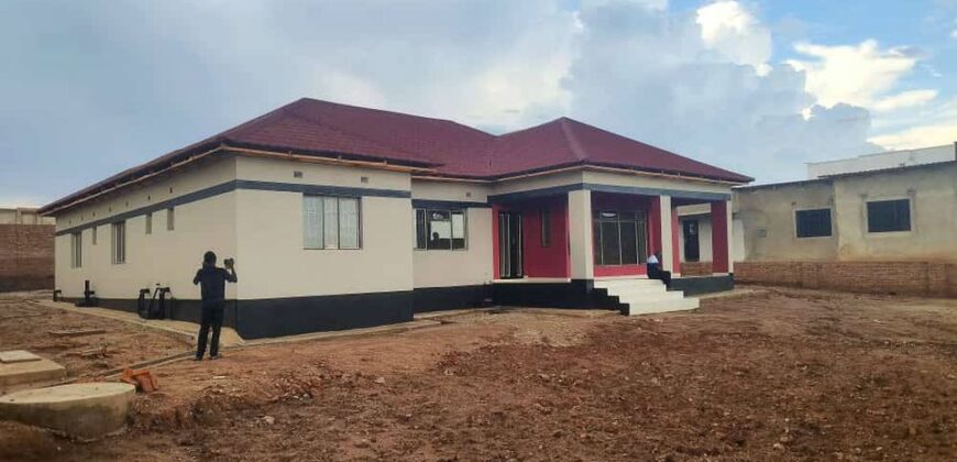 4bedroom House for sale in lilongwe area new 43 WITH TITLE DEED