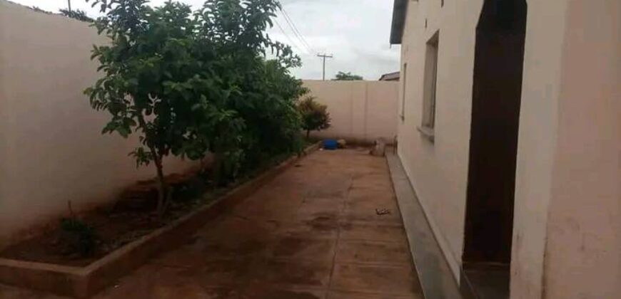 House for sale in lilongwe area 25 sector 5 zenza secondary school along the tarmac road with title deed