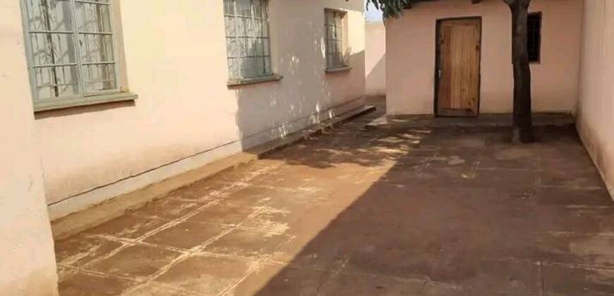 House for sale in lilongwe area 25 sector 5 zenza secondary school along the tarmac road with title deed