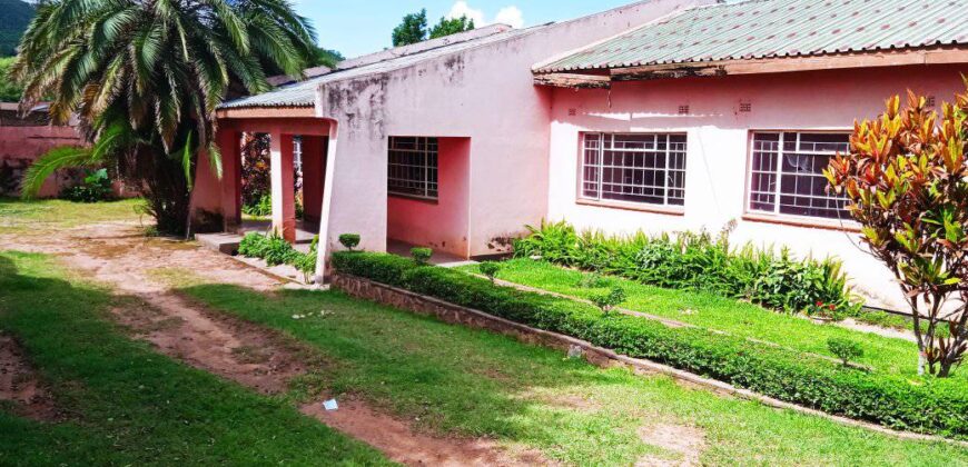 5BEDROOM HOUSE FOR SALE @ MANJA CALVARY, BLANTYRE*