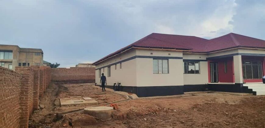 4bedroom House for sale in lilongwe area new 43 WITH TITLE DEED