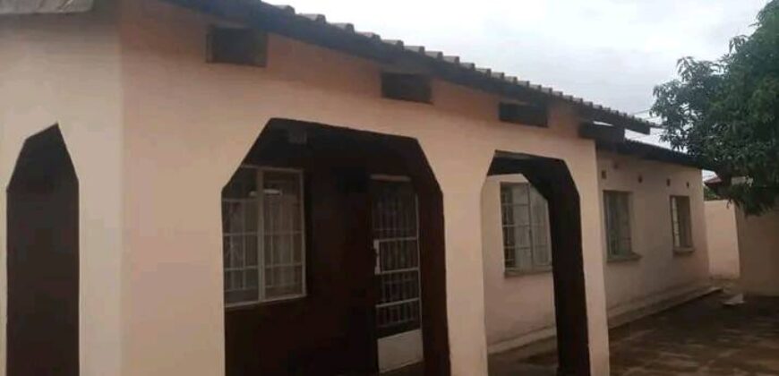 House for sale in lilongwe area 25 sector 5 zenza secondary school along the tarmac road with title deed