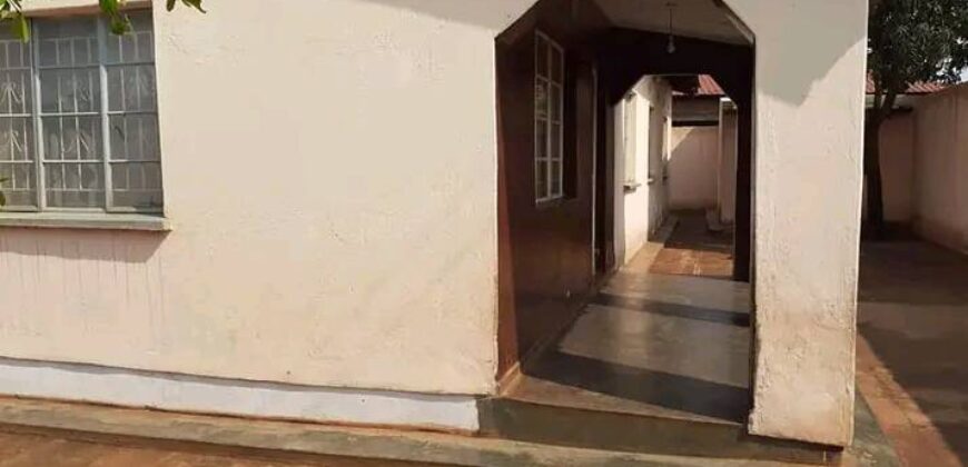 House for sale in lilongwe area 25 sector 5 zenza secondary school along the tarmac road with title deed