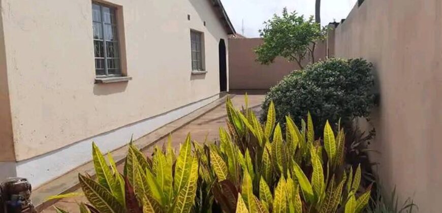 House for sale in lilongwe area 25 sector 5 zenza secondary school along the tarmac road with title deed