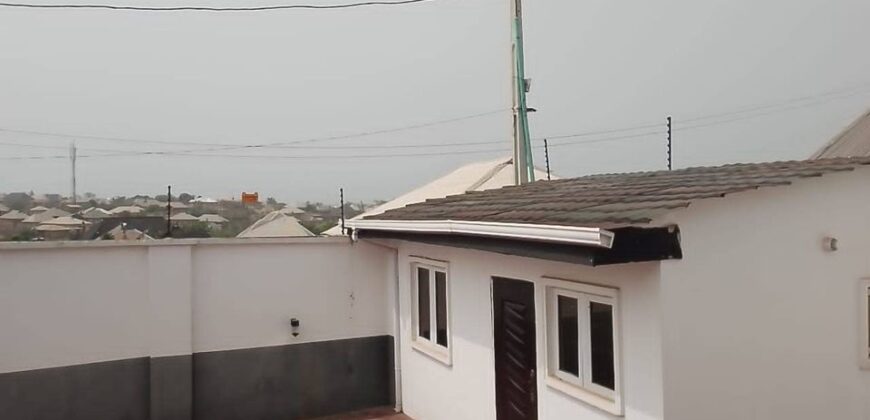 For sale!! 3 bedrooms flat bungalow with a room sef contained,all modern facilities, both interior and exterior at Jiboye apata Ibadan