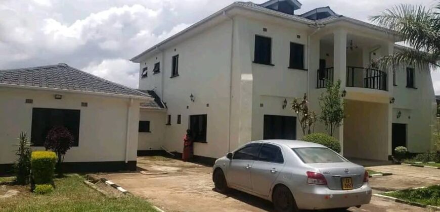 5 BEDROOMS ALL EN SUIT HOUSE FOR SALE AREA 14 UPSTAIRS