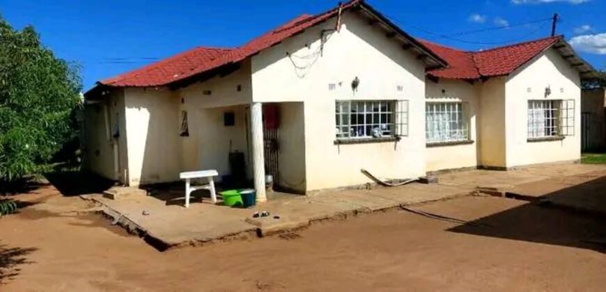 House for sale in lilongwe airwing along the tarmac road WITH TITLE DEED