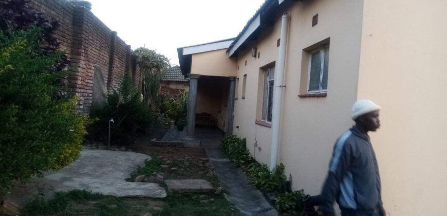 House to let in ndilande newlines 4 bedrooms 2ensuite sitting.