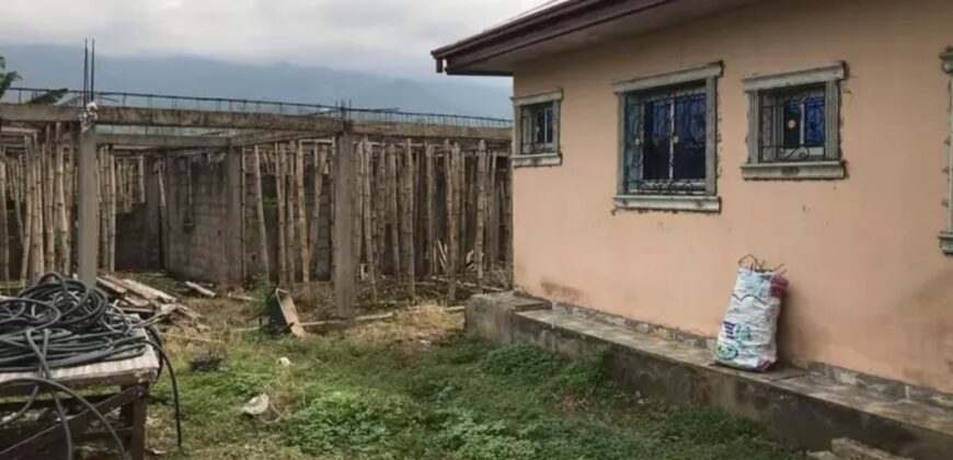 Bungalow available for sale in Limbola Limbe consist of 3 bedrooms, 4 toilet, 1 kitchen,1 parlour and a dinning section surfaces area 1350msq 