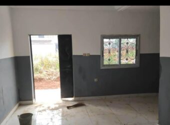 A 2 apartments for sale after Alahlie Quarter in Mile 4 Nkwen Bamenda, just along the quarter access road. It’s on 15m by 20m(300m2) with an Equitable Deed Of Conveyance..