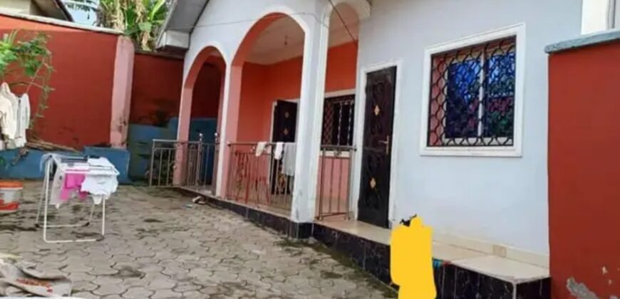 A very beautiful fenced house at Ntarikun Bamenda for sale.. Very accessible..