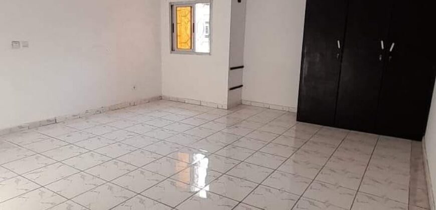 RIVIÉRA FAYA ABCENTER LOCATION D’UN JOLI APPARTEMENT DE 3 PIÈCES AU 1ER ÉTAGE AVEC 02 SALLES SITUÉ À COCODY RIVIERA ABATTA DERRIÈRE AB CENTER (DALIA FLEUR)