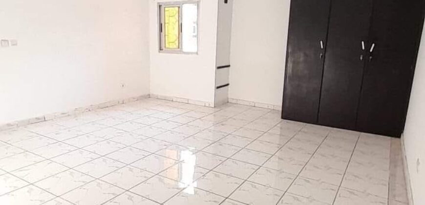 RIVIÉRA FAYA ABCENTER LOCATION D’UN JOLI APPARTEMENT DE 3 PIÈCES AU 1ER ÉTAGE AVEC 02 SALLES SITUÉ À COCODY RIVIERA ABATTA DERRIÈRE AB CENTER (DALIA FLEUR)